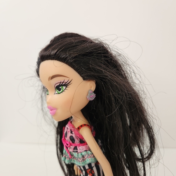 BRATZ Jade Study Abroad to Russia Doll MGA 2015 Black Hair Hippie Boots - Picture 7 of 8